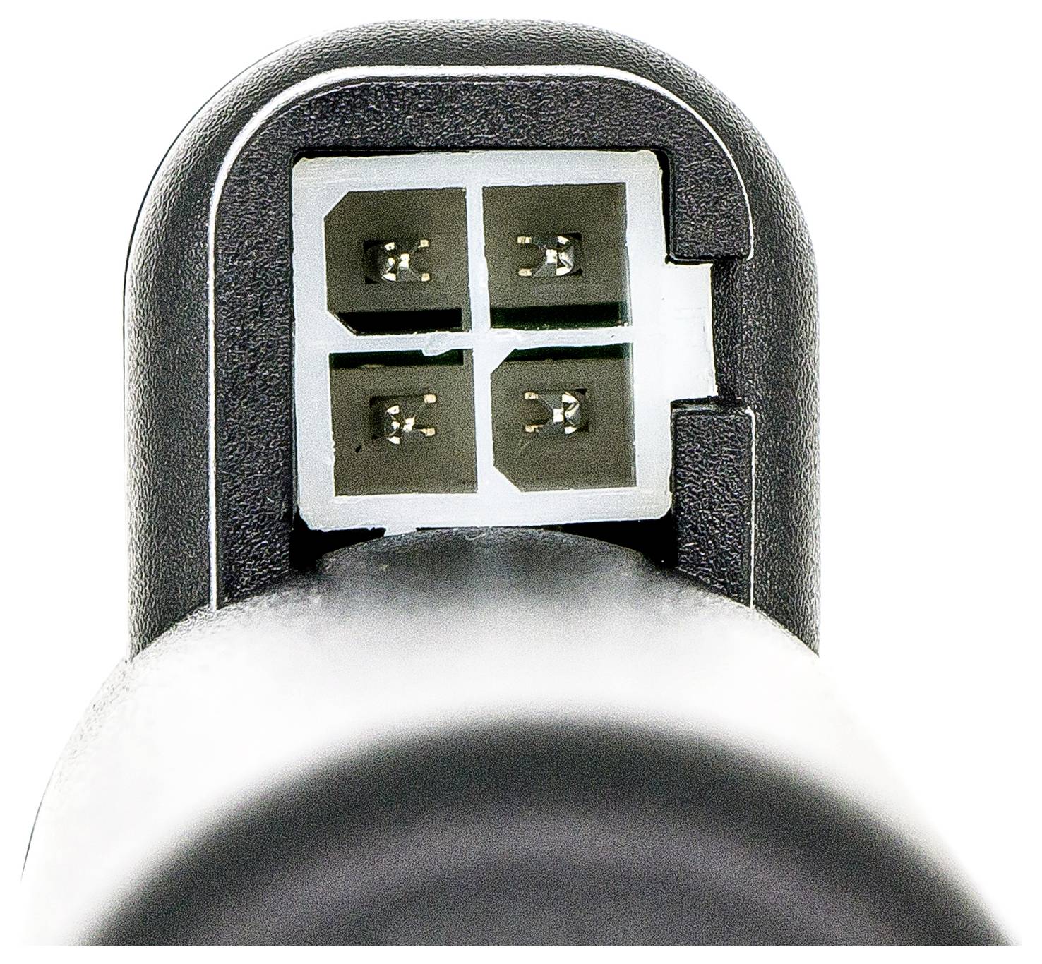 Čtyřpólový elektrický konektor v detailním záběru, čtvercového tvaru. Použití v elektronických zařízeních pro přenos energie nebo dat.