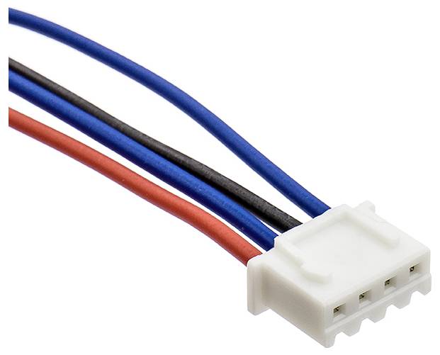 Bílá 4pólová připojovací zásuvka s modrými, červenými a černými barevnými dráty, které vyčnívají z elektrické zástrčky.