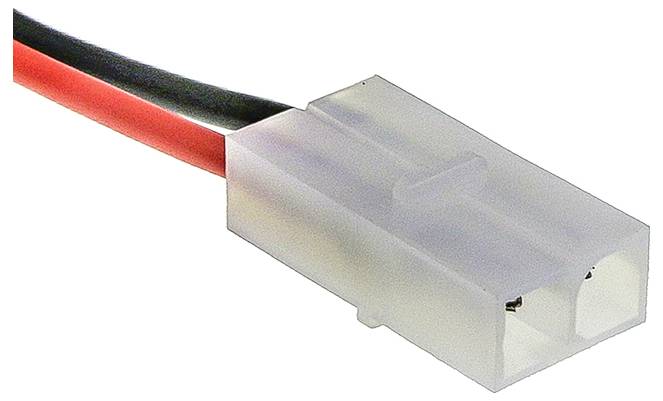 Bílý, dvoupólový konektor s červenými a černými dráty, často používaný v elektronických zařízeních.
