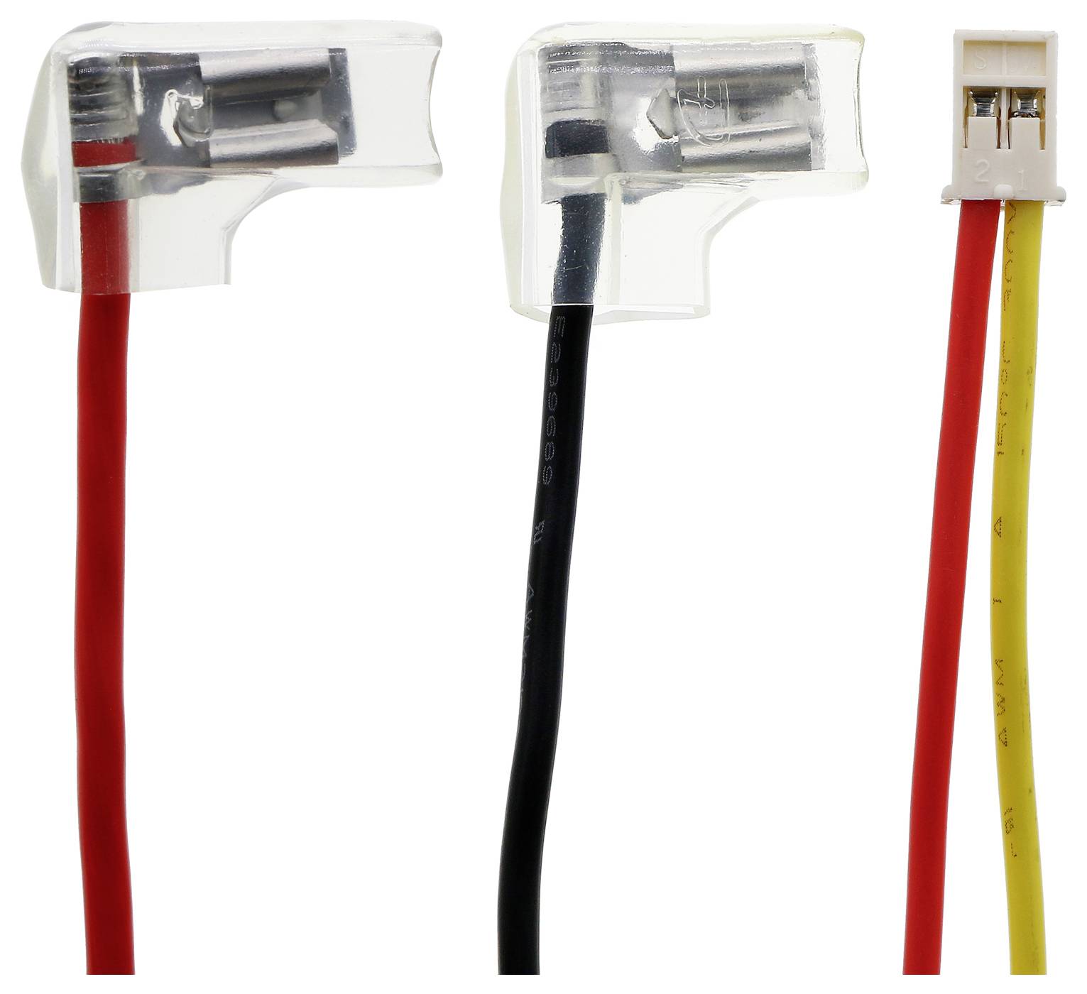 Tři elektrická spojení: vlevo a uprostřed s průhlednou ochranou, červený a černý kabel; vpravo se žlutým a červeným kabelem.