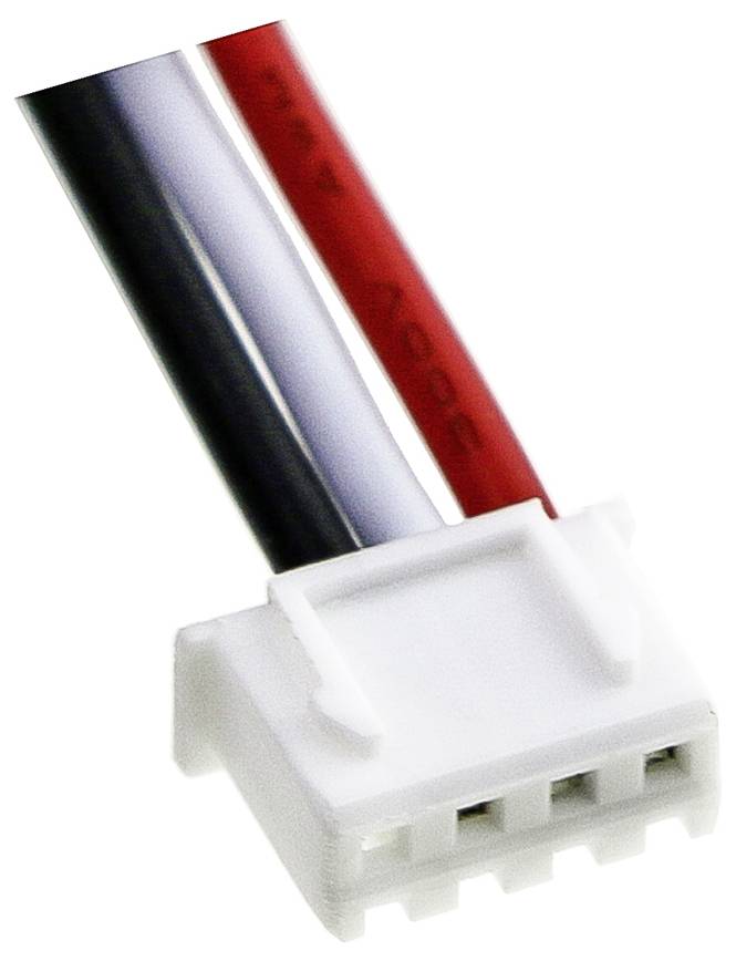 Bílá, obdélníková zástrčka se čtyřmi zdířkami; k ní jsou připojeny černé, červené a bílé dráty.