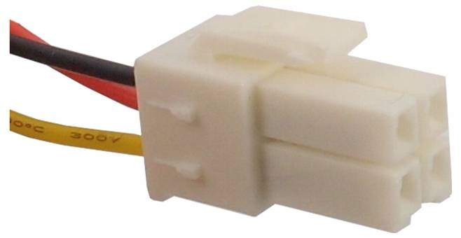 Bílý plastový konektor se třemi piny a připojenými kabely v červené, černé a žluté barvě. Vhodný pro elektronická spojení.