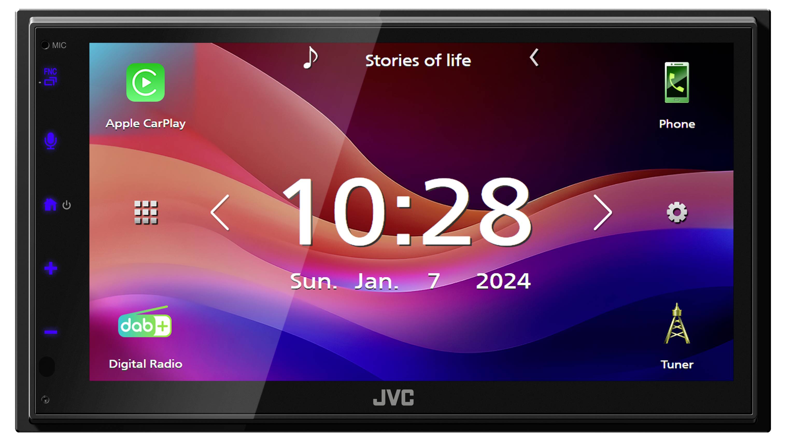 Autorádio displej s časem '10:28', datem 'Ne, 7. led. 2024', a aplikacemi jako Apple CarPlay, Digitální rádio a Tuner viditelné.