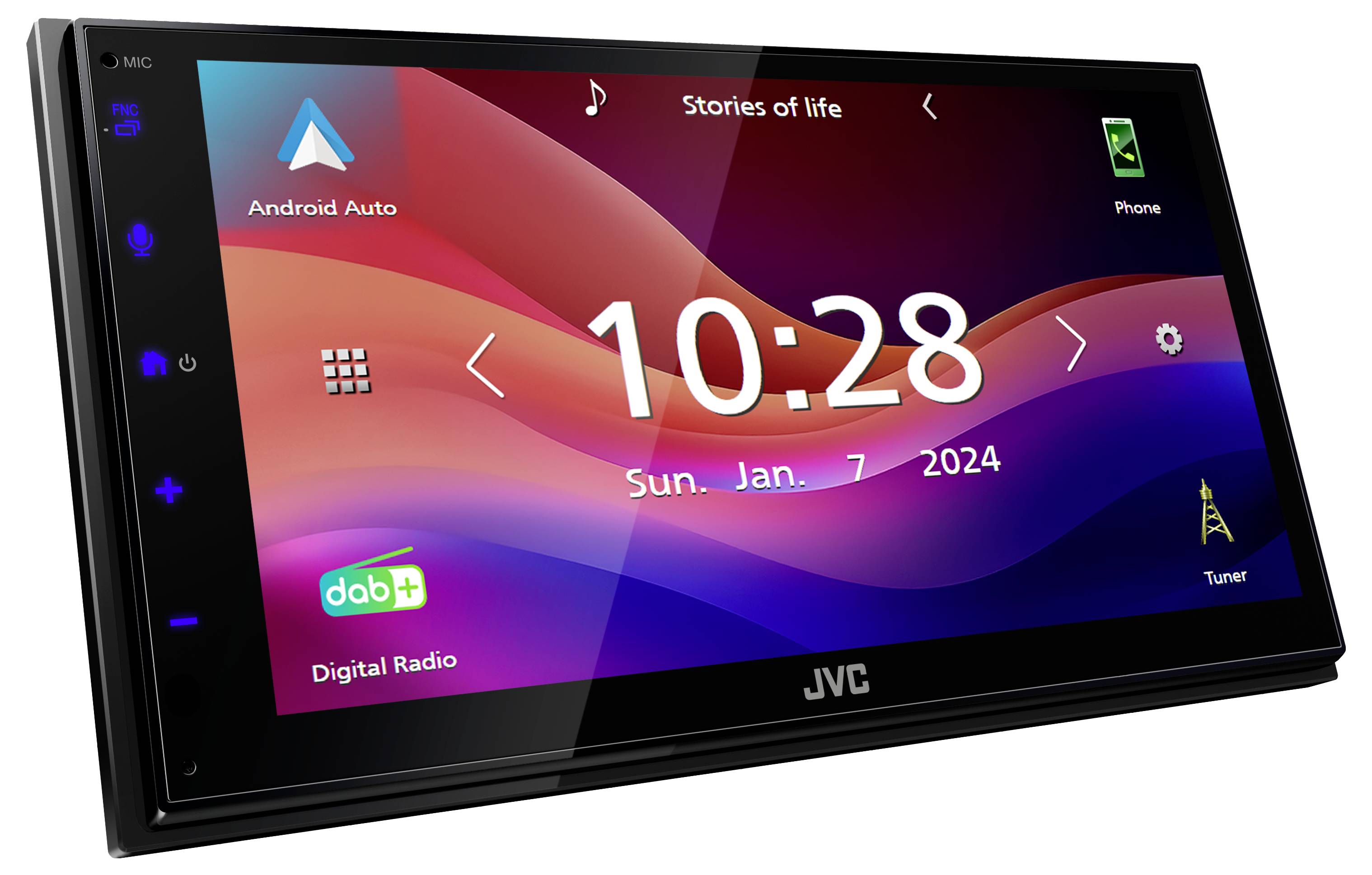 Autorádio s displejem zobrazujícím čas 10:28, datum 7. ledna 2024 a aplikace jako Android Auto a digitální rádio.