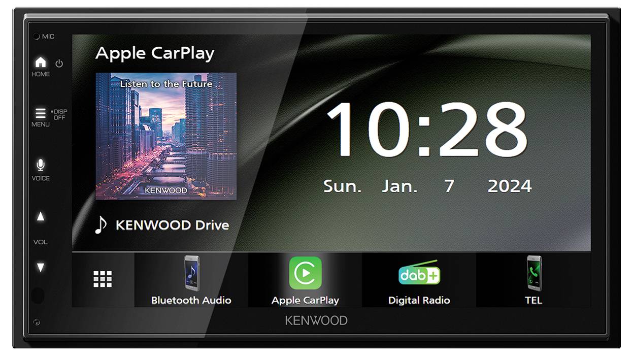 Elektronický displej autorádia s Apple CarPlay, digitálním rádiem, Bluetooth audiem a telefonní funkcí. Zobrazuje čas a datum.