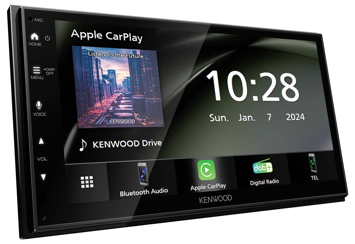 Autorádio s displejem zobrazuje rozhraní Apple CarPlay. Vlevo jsou tlačítka pro domovskou obrazovku, hlasitost a menu. Čas na displeji je 10:28.