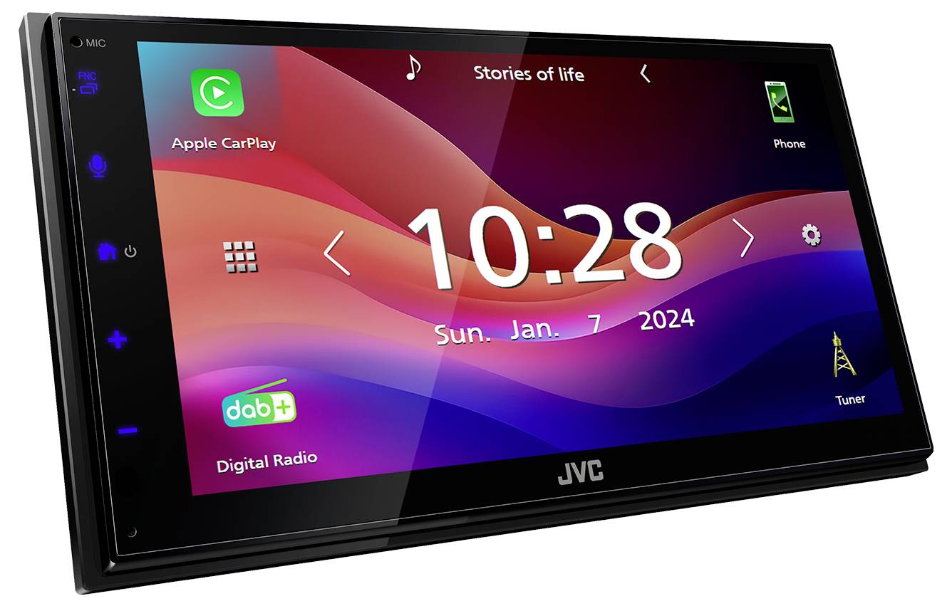 'Autorádio JVC s displejem a logem Apple CarPlay vlevo. Zobrazuje čas 10:28, datum Ne., 7. led. 2024, a hudbu 'Příběhy života'.'