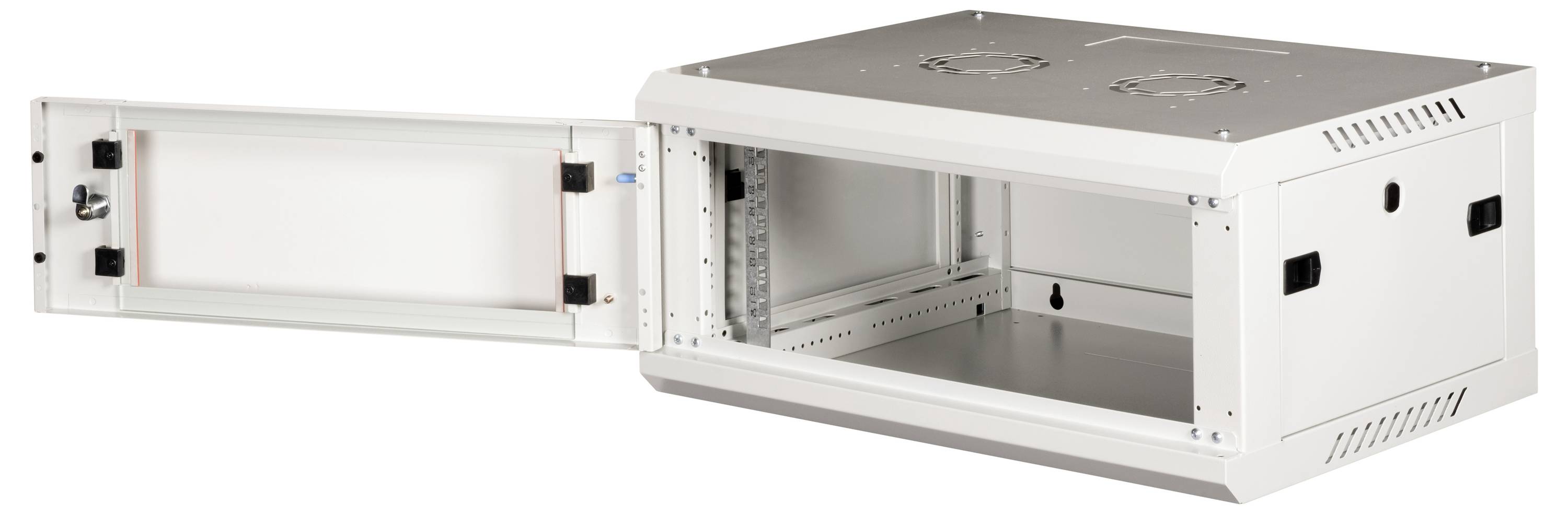 Bílý kovový serverový rack s otevřeným bočním panelem, který odhaluje vnitřní montážní konzole a větrací otvory. Je navržen pro síťové zařízení.