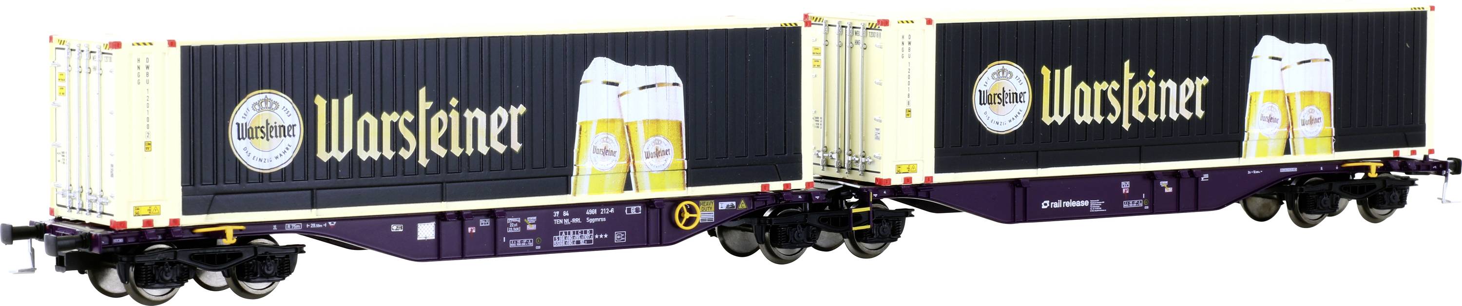 Dva nákladní vagony s černými kontejnery, které nesou logo 'Warsteiner' a obrázky piva, na kolejích.