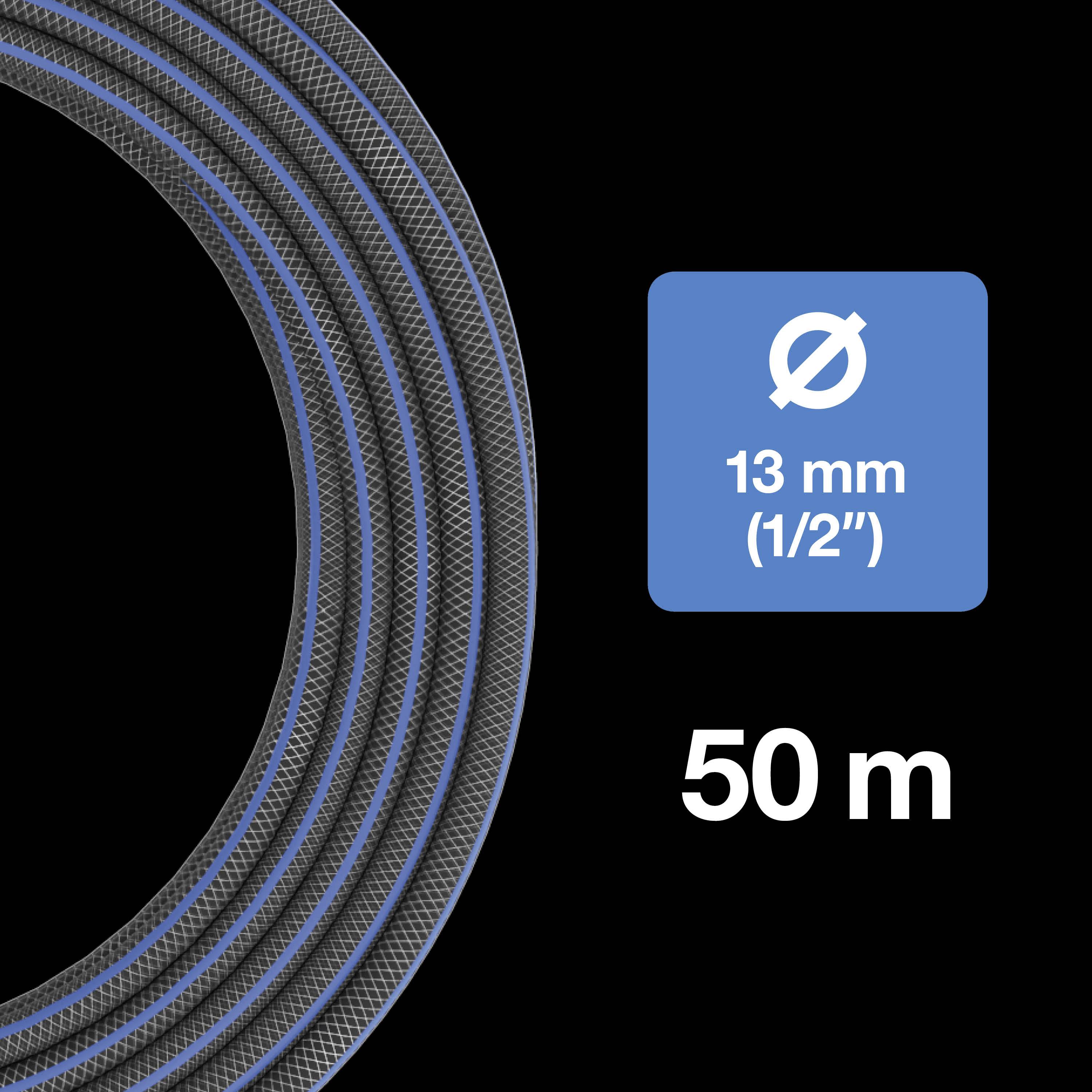 Hadice o délce 50 metrů a průměru 13 mm (1/2 palce) na černém pozadí.