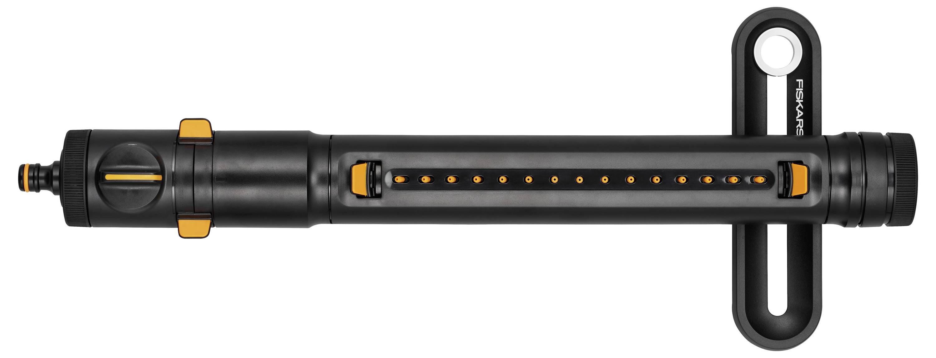 Černá cyklistická pumpa s oranžovými akcenty, položená na boku, ukazuje manometr a pumpovací páku.