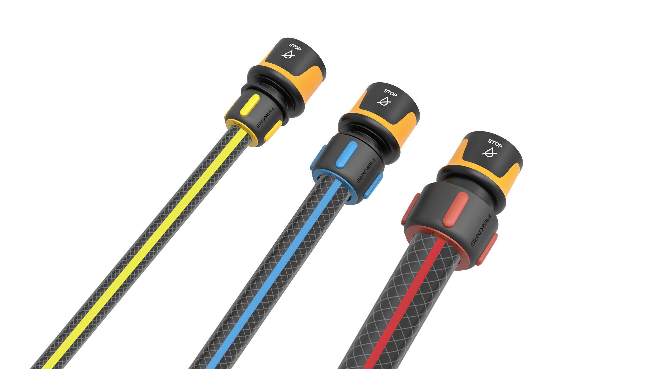 Tři HDMI kabely se zástrčkami v barvách: žlutá, modrá, červená. Černé kabely s hexagonálním vzorem. Bílé pozadí.
