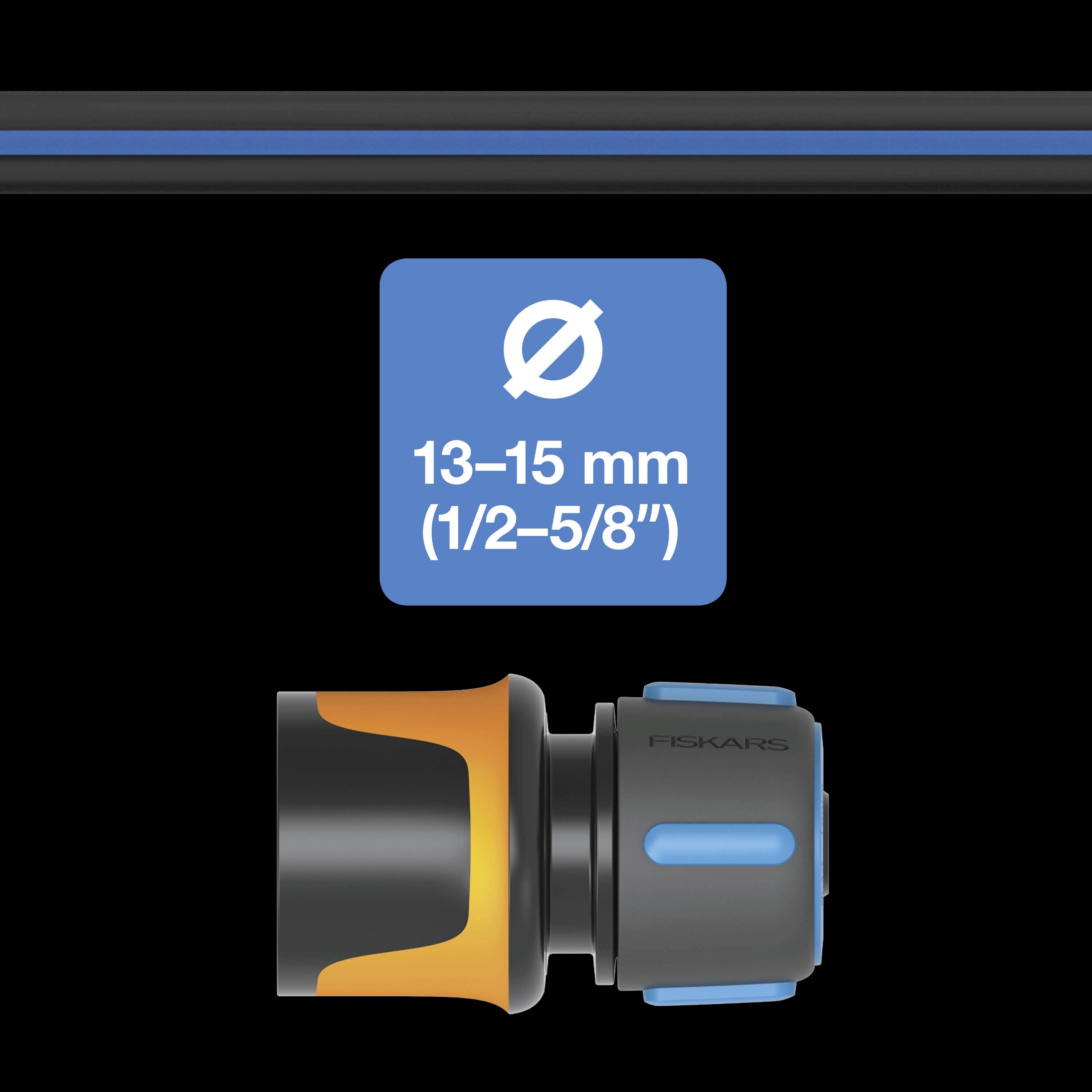 Detailní záběr adaptéru zahradní hadice s textem: 'Ø 13-15 mm (1/2-5/8")'. Navrženo pro flexibilní přizpůsobení různým velikostem hadic.