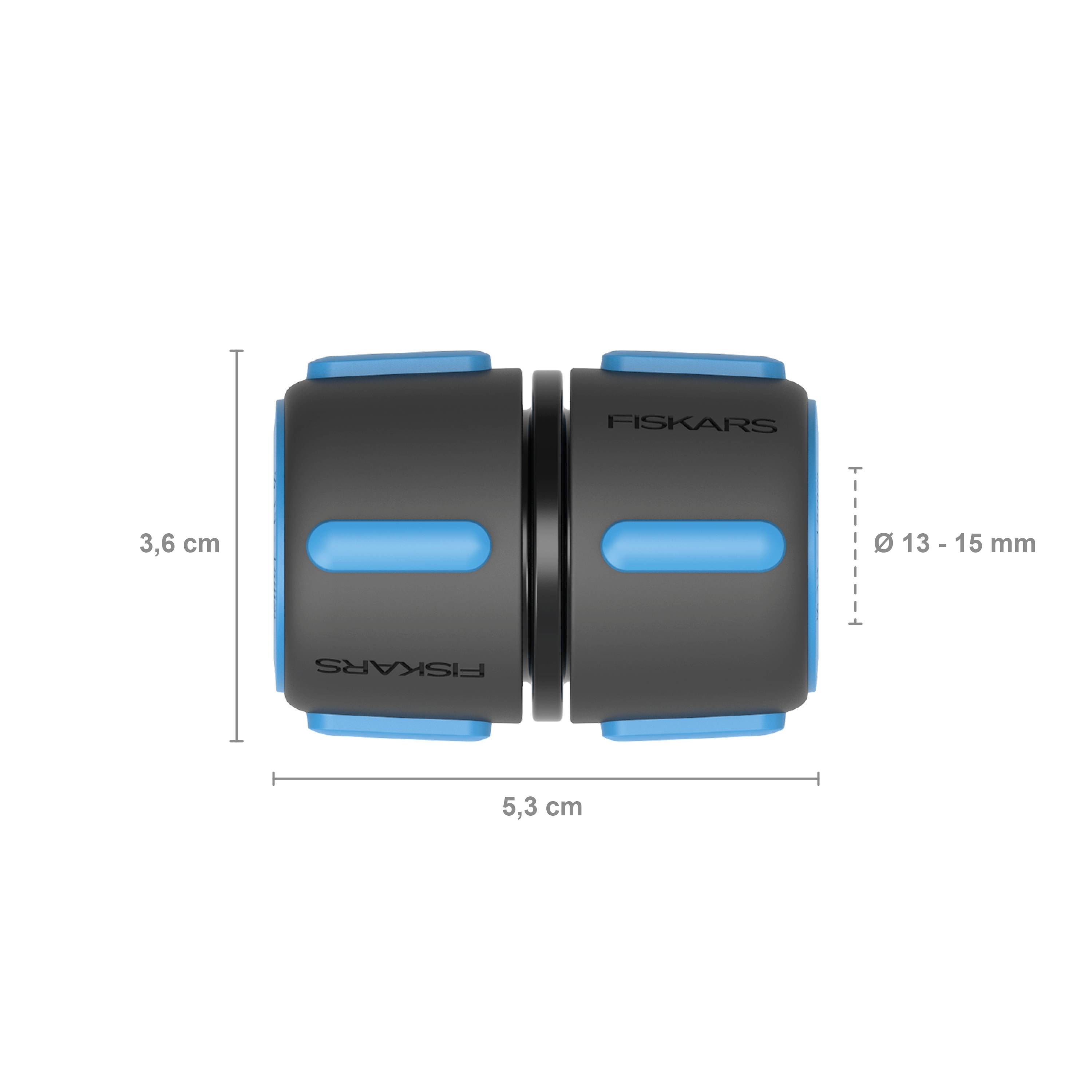 Na obrázku je černá a modrá hadicová spojka od značky Fiskars s rozměry: 3,6 cm výšky, 5,3 cm šířky, Ø 13-15 mm.