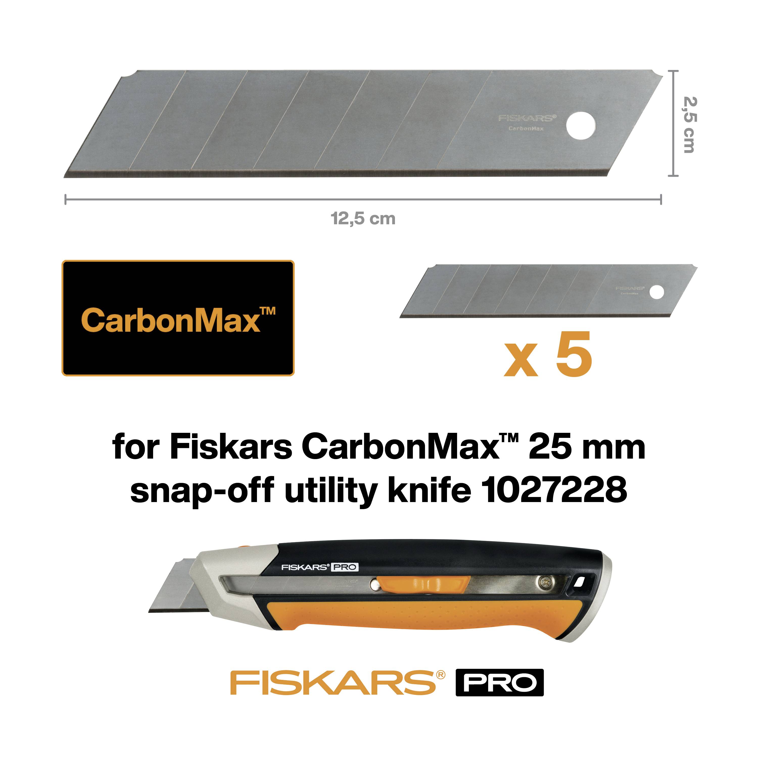 Pět náhradních čepelí pro odlamovací nůž Fiskars CarbonMax 25 mm. Balení a nůž s oranžovou rukojetí na obrázku.