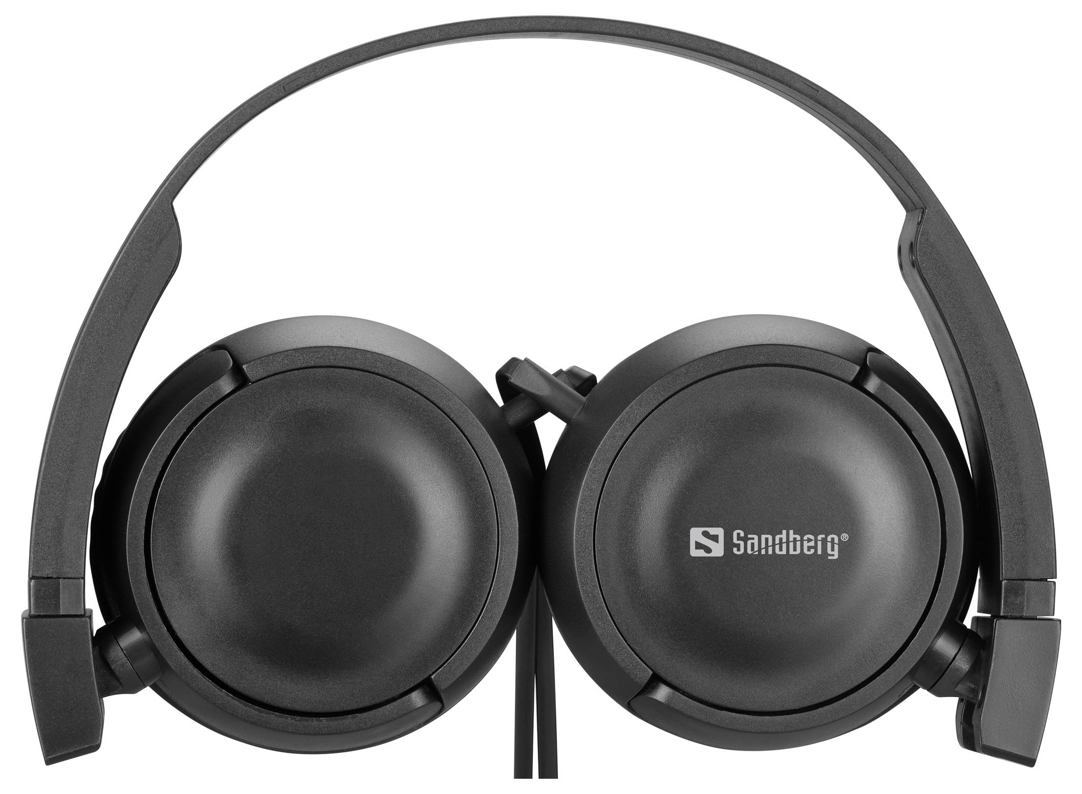 Černá sluchátka s logem 'Sandberg' na vnější straně mušle.