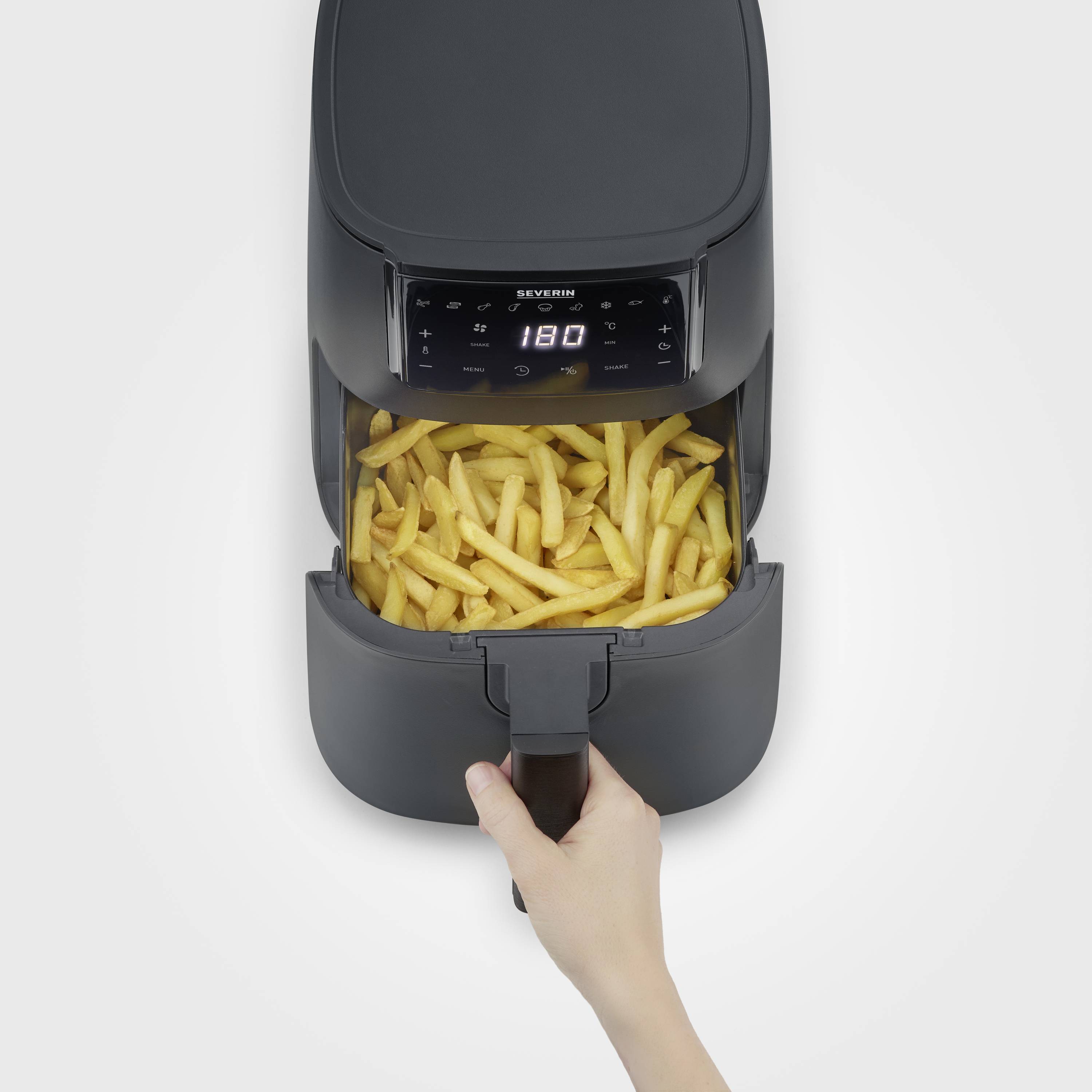 Jedna ruka vytahuje koš s hranolkami z horké horkovzdušné fritézy. Displej ukazuje '180°'.