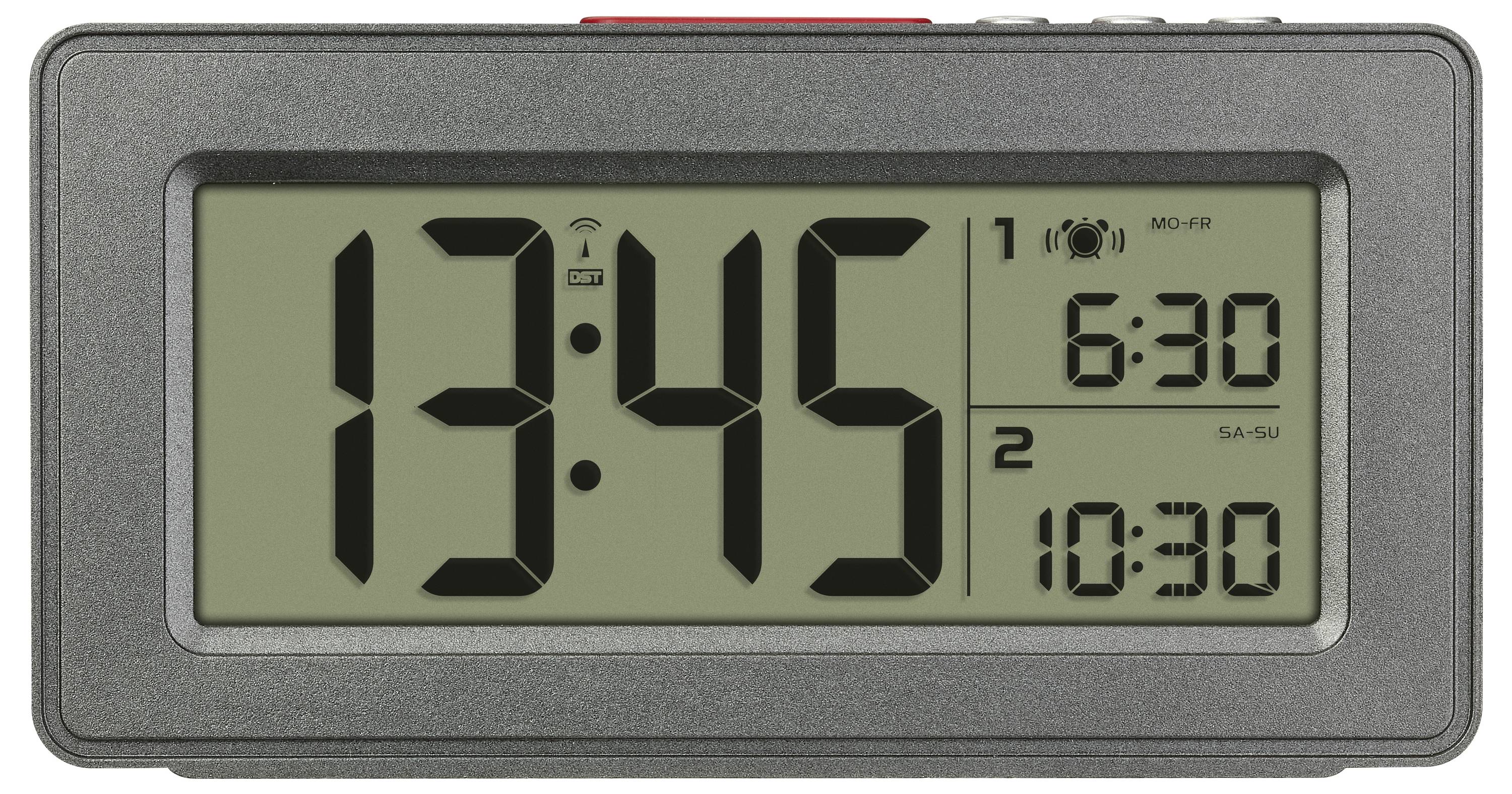 Elektronické stolní hodiny ukazují 13:45. Dva budíky: 'Po-Pá 6:30', 'So-Ne 10:30'. Velký digitální displej, šedé pouzdro.