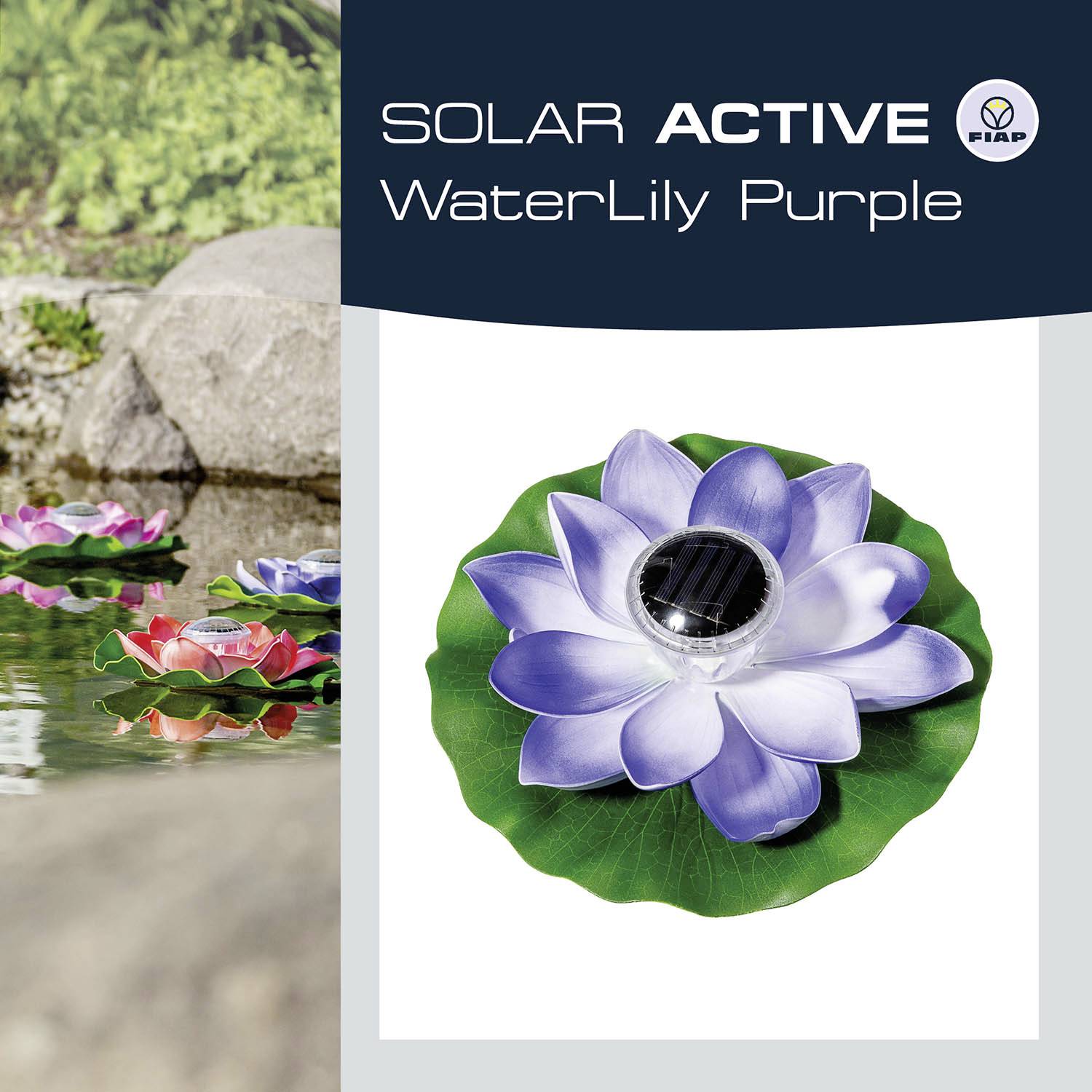 Plovoucí solární lampa ve tvaru leknínu 'SOLAR ACTIVE WaterLily Purple' na vodní hladině s fialovými okvětními plátky a zeleným listem.