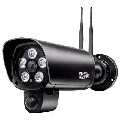 Černá bezpečnostní kamera s LED diodami pro noční vidění a dvěma anténami pro bezdrátové připojení namontovaná na stěně.