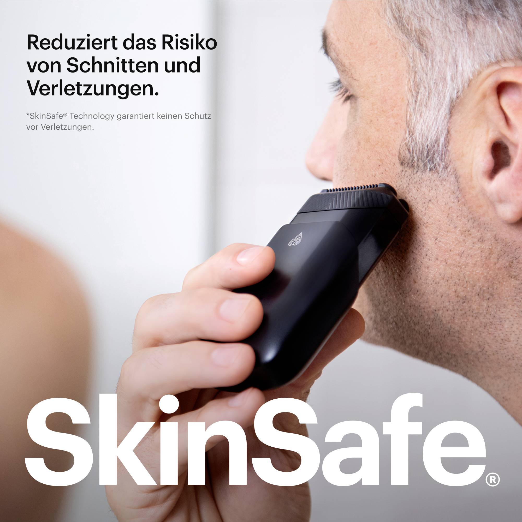Muž se holí elektrickým holicím strojkem. Text zdůrazňuje sníženou míru rizika řezných ran a zranění díky technologii 'SkinSafe'.