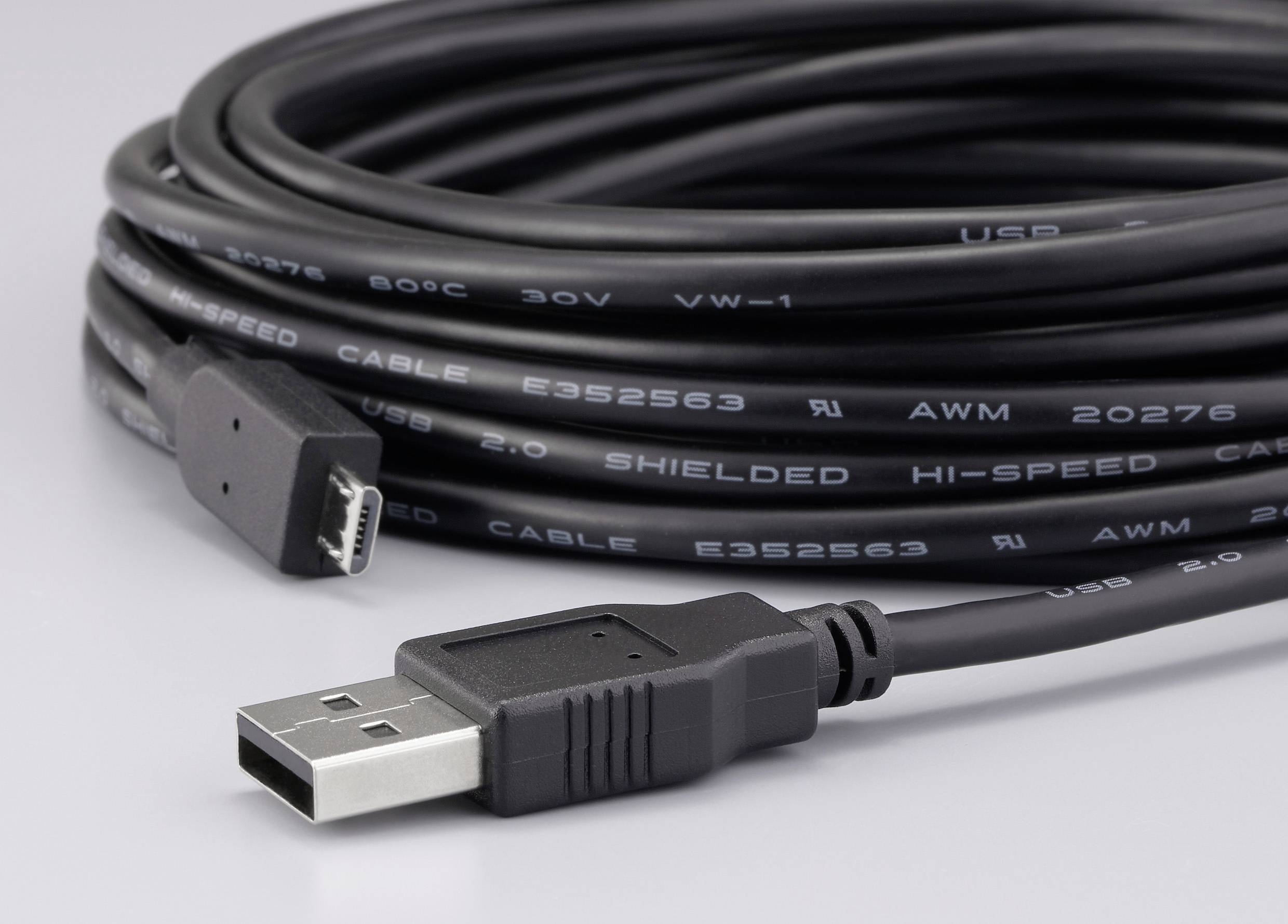 Kroucený USB kabel se standardním konektorem Type-A a mini USB konektorem. Text na kabelu uvádí, že je stíněný a vysokorychlostní.