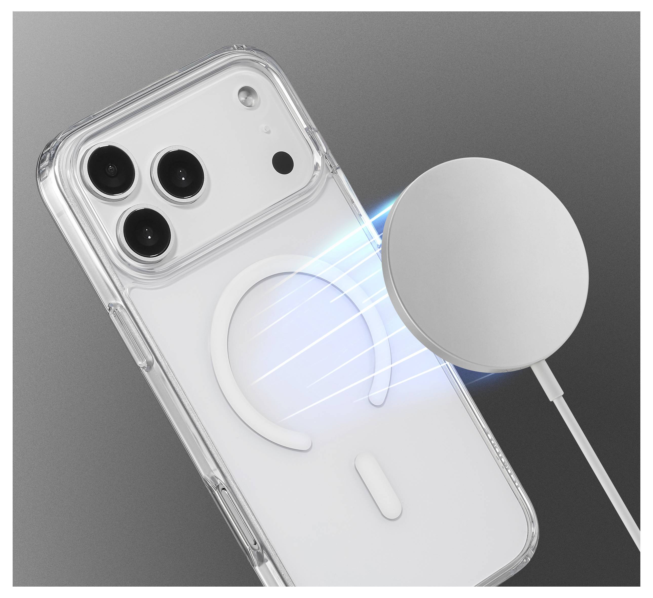 Smartphone s průhledným pouzdrem je zobrazen se třemi objektivy fotoaparátu na zadní straně. Magnetická nabíječka visí poblíž telefonu, což naznačuje bezdrátové nabíjení.