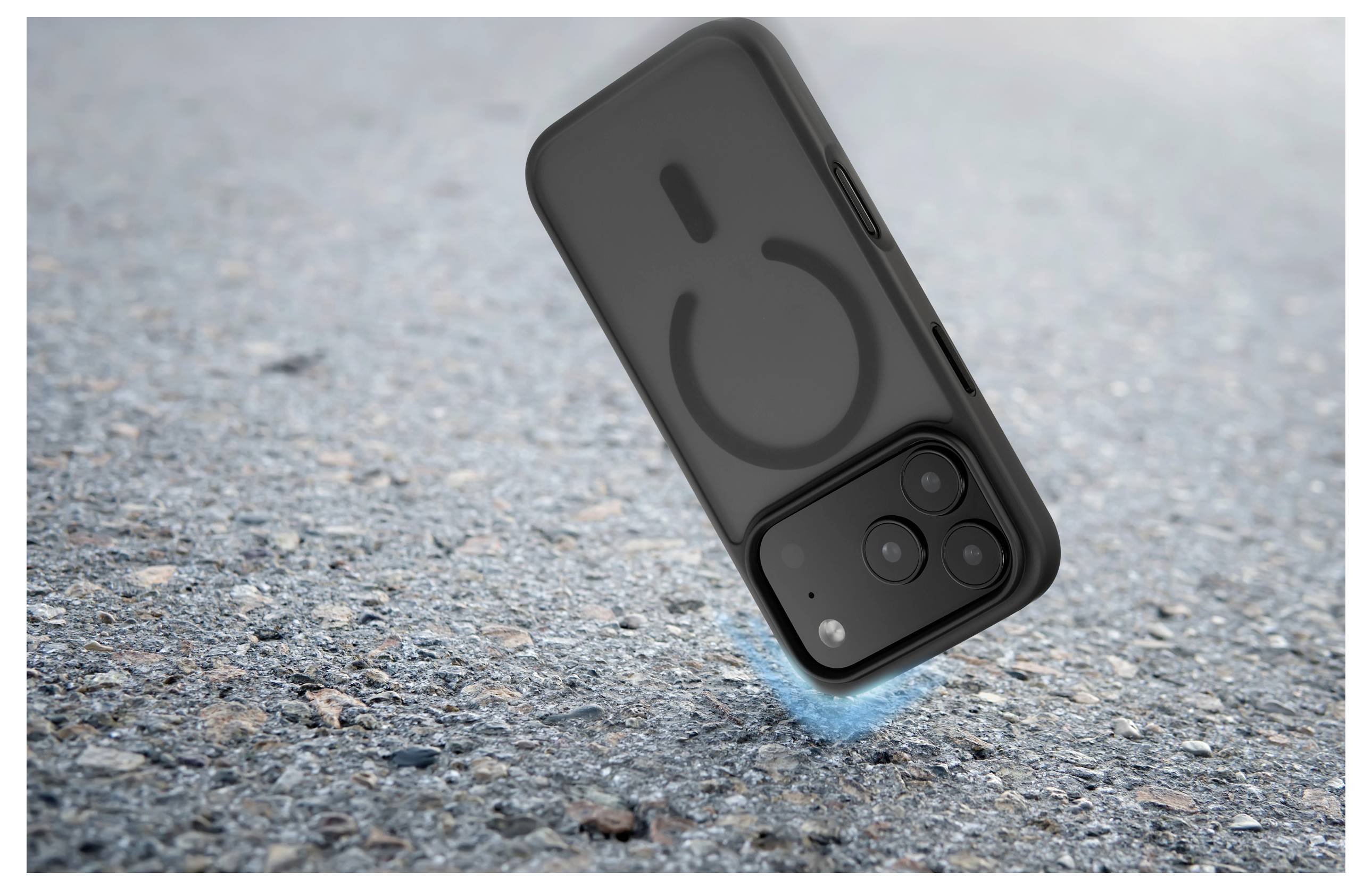 Smartphone v černém pouzdře dopadá na zem, obklopený modrými vlnami nárazu, což naznačuje scénu potenciálního poškození.