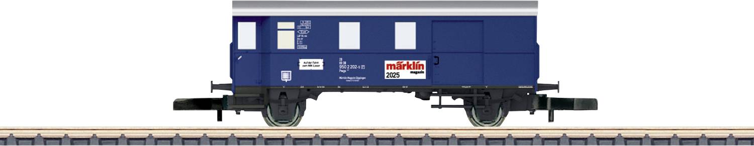 Modrý nákladní vagón s logem 'Märklin', stojící na kolejích.