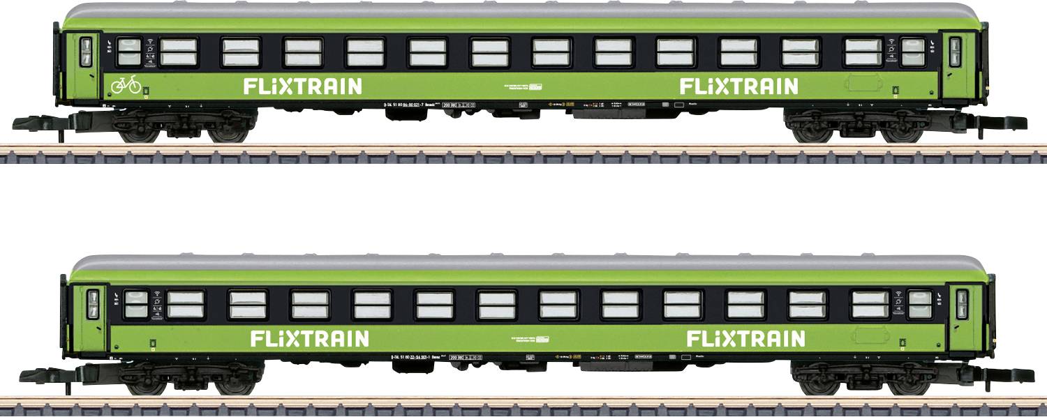 Zelený vagón FlixTrainu na kolejích. Vagon má logo 'FlixTrain' a symbol jízdních kol na straně.