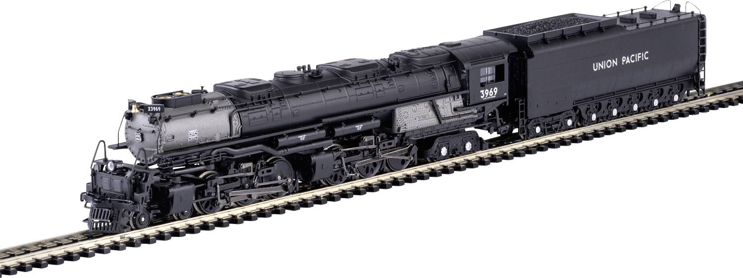 Model nákladní lokomotivy Union Pacific na kolejích, ve velmi detailním zpracování.