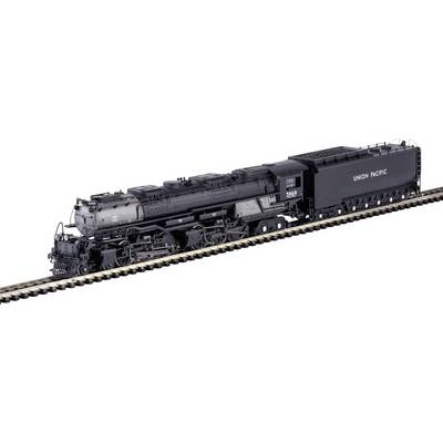 Model nákladní lokomotivy Union Pacific na kolejích, ve velmi detailním zpracování.