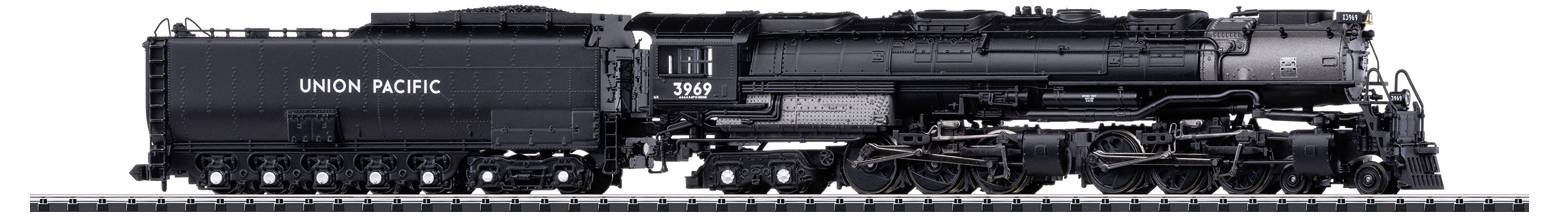 Černá parní lokomotiva Union Pacific, pohled z boku. Má několik velkých kol a složité mechanismy.