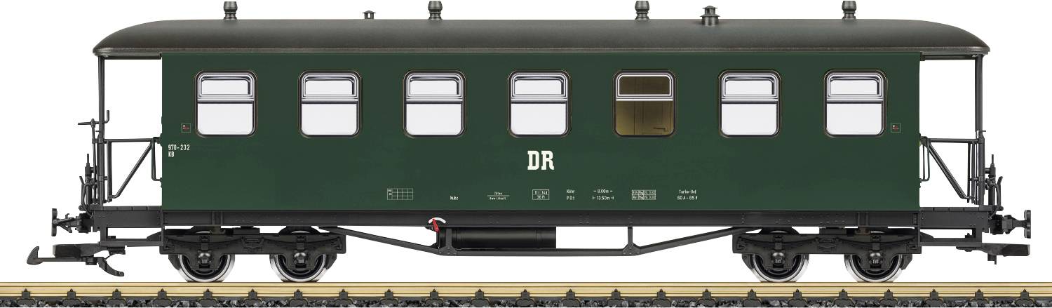 Zelený osobní vůz Deutsche Reichsbahn na kolejích, boční pohled, se čtyřmi okny a dveřmi na obou koncích.