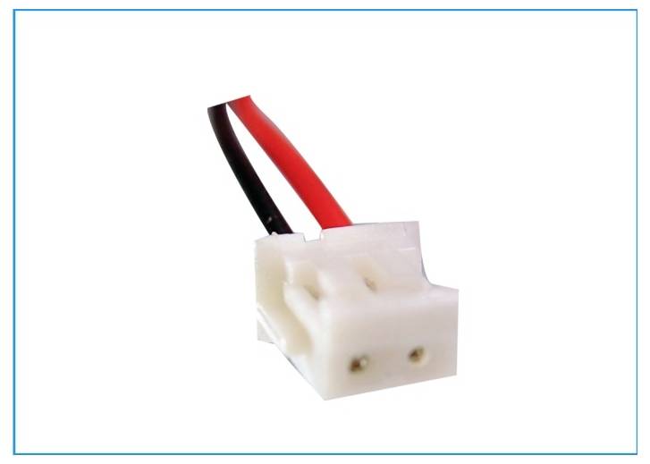 Kabel s bílým konektorem a dvěma vodiči, červeným a černým. Konektor má dva otvory a slouží k připojení elektrických komponentů.