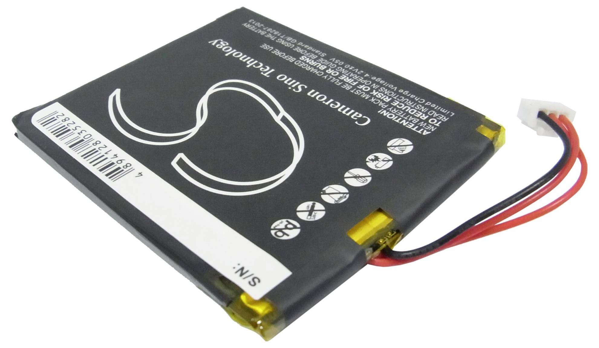 Obdélníková lithium-polymerová baterie s kabely a konektorem. Obsahuje bezpečnostní symboly a sériové číslo na povrchu.