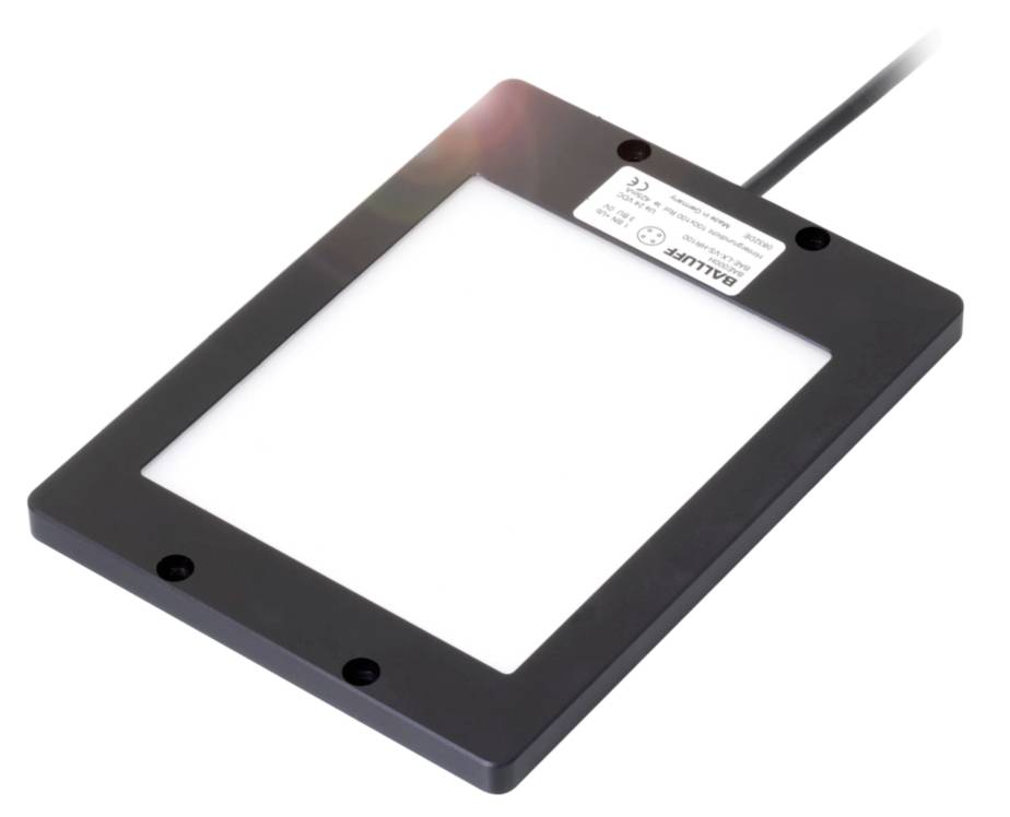 Obdélníková černá RFID čtečka s kabelem, používaná pro bezdrátovou identifikaci.