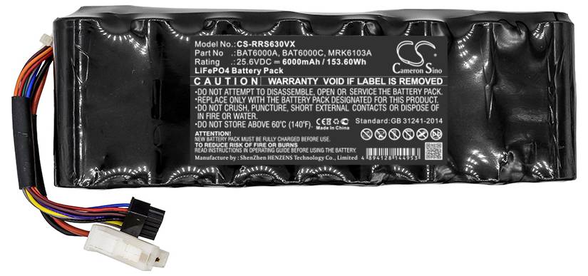Nabíječka s kabely a štítkem. Název modelu, specifikace a bezpečnostní upozornění jsou uvedeny na štítku.