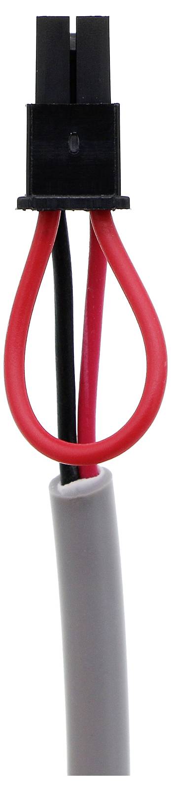 Kabel s černým a červeným drátem končí černým konektorem. Drát je chráněn šedým obalem.