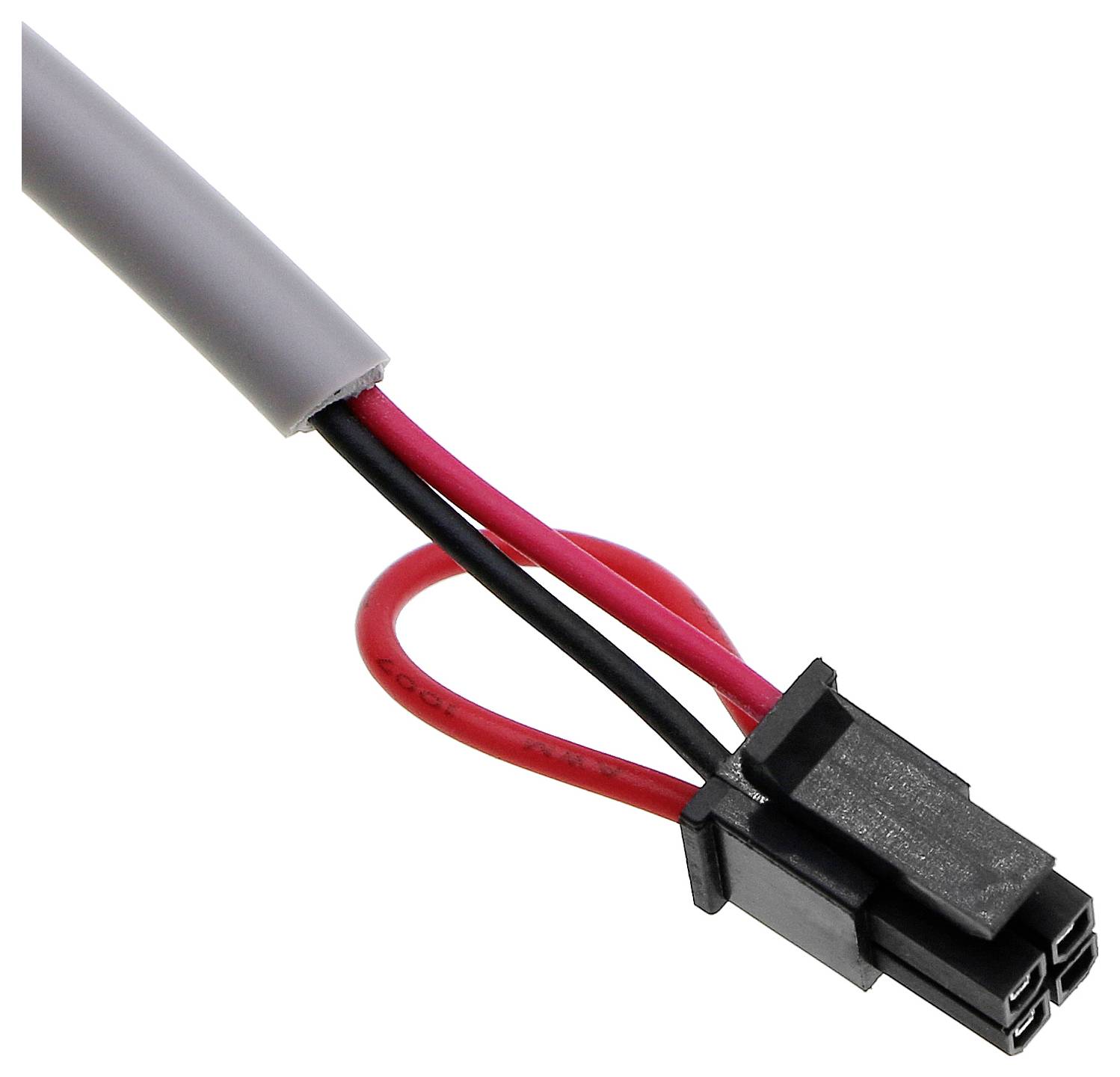 Šedý kabel s černým a červeným drátem vede k černému plastovému konektoru se dvěma zásuvkami.