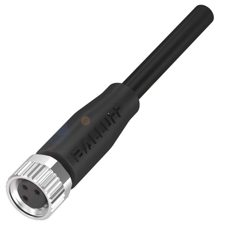 Černý elektrický kabel s kulatým, stříbrným konektorem. Konektor má tři kovové kontakty a je vhodný pro datové nebo napájecí připojení.