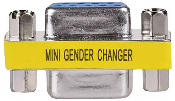 Stříbrný mini gender changer adaptér se žlutým štítkem spojuje sériové DB9 konektory změnou pohlaví konektoru.