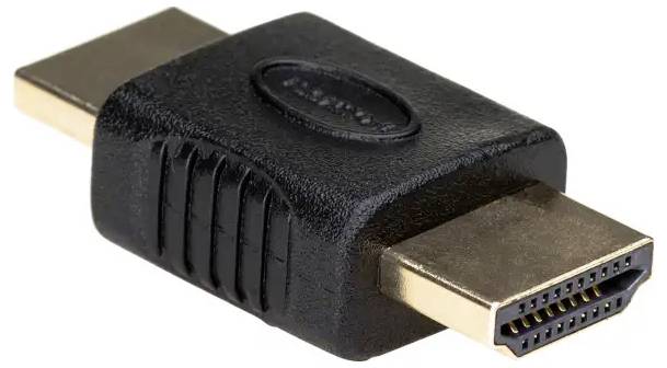 HDMI adaptér: Černý, obdélníkový, se zlatým konektorem. Spojuje HDMI kabely se zařízeními, podporuje audio a video signály.