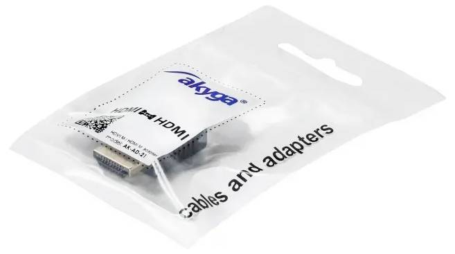 Plastový sáček s HDMI kabelem značky Akyga. Sáček je průhledný a opatřený nápisem 'cables and adapters'.