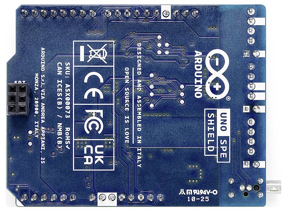 Zadní strana Arduino Uno shieldu s popisky a logy znázorňujícími výrobní detaily a standardy.