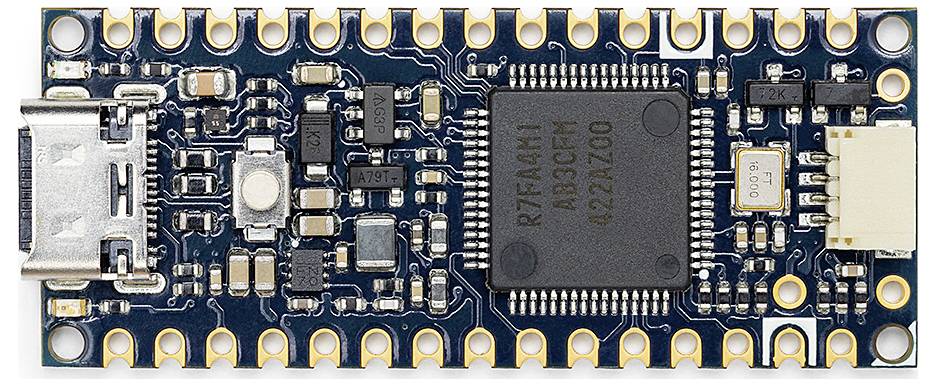 Malá, obdélníková deska mikrokontroléru s různými elektronickými komponenty, včetně velkého centrálního čipu a USB portu.
