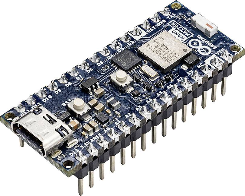 Detailní záběr arduinova mikrořadiče s viditelnými piny a komponenty elektronického obvodu.