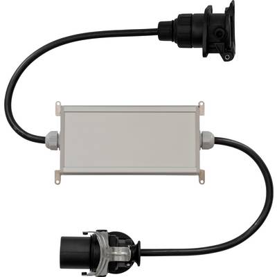 Obdélníkové elektrické zařízení se dvěma černými kabely vyčnívajícími z každého konce, přičemž každý kabel je zakončen černou zástrčkou. Zařízení je určeno k propojení nebo adaptaci mezi dvěma elektrickými systémy.