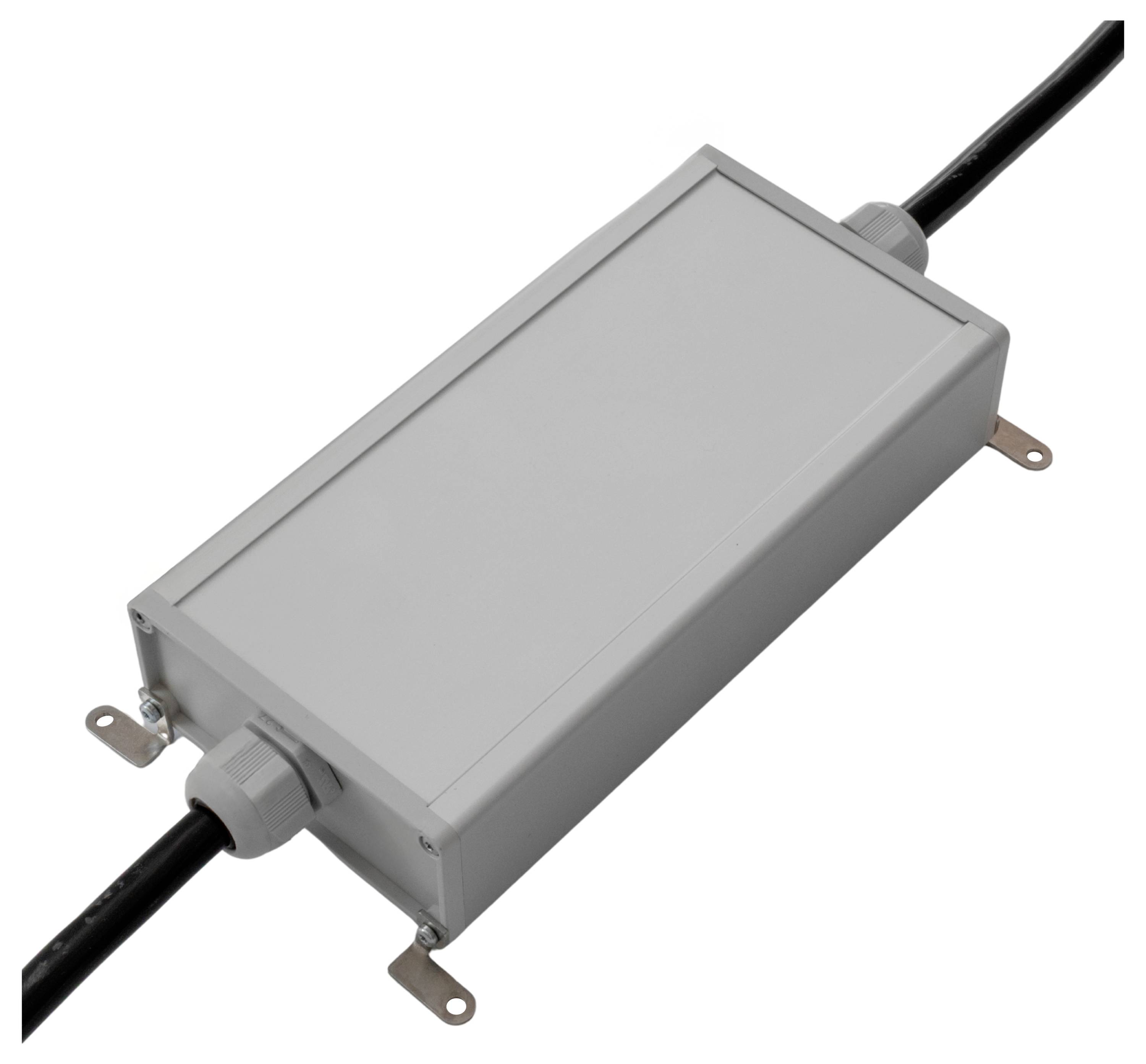 Obdélníkový šedý elektrický kryt se dvěma kabely připojenými na každém konci, používaný k ochraně nebo propojení elektronických komponentů.