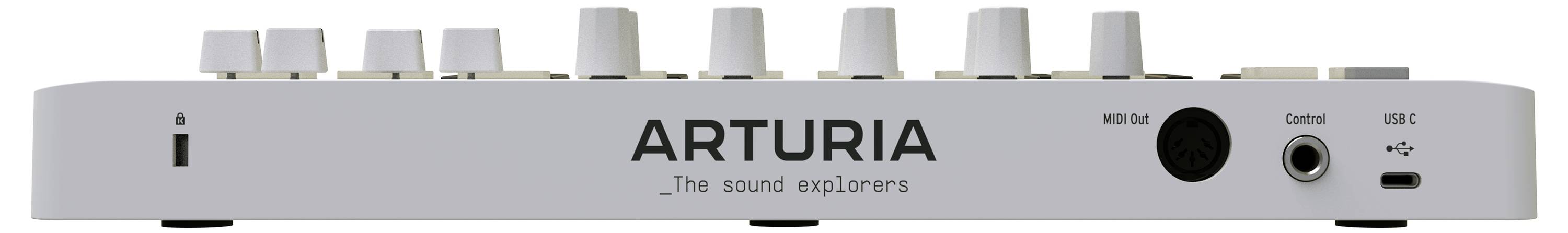 Synthesizer od Arturia s několika knoflíky a konektory, vhodný pro hudební zvukové experimenty. Název značky a slogan viditelné.